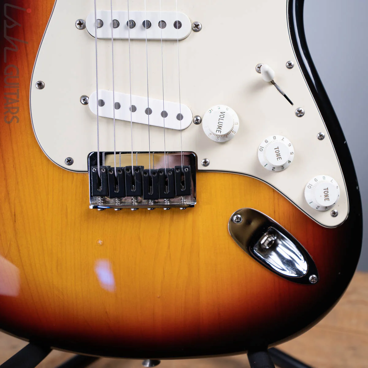 1996 Fender Robert Cray Signature Stratocaster Three Tone Sunburst - Image 4