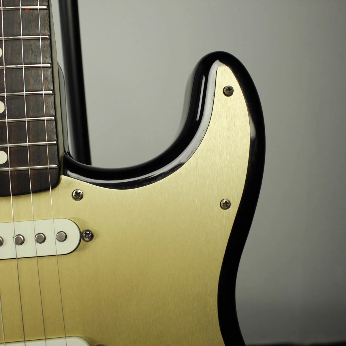2000 Fender MIM Stratocaster Sunburst w/ Gold Anodized Pickguard - Image 6