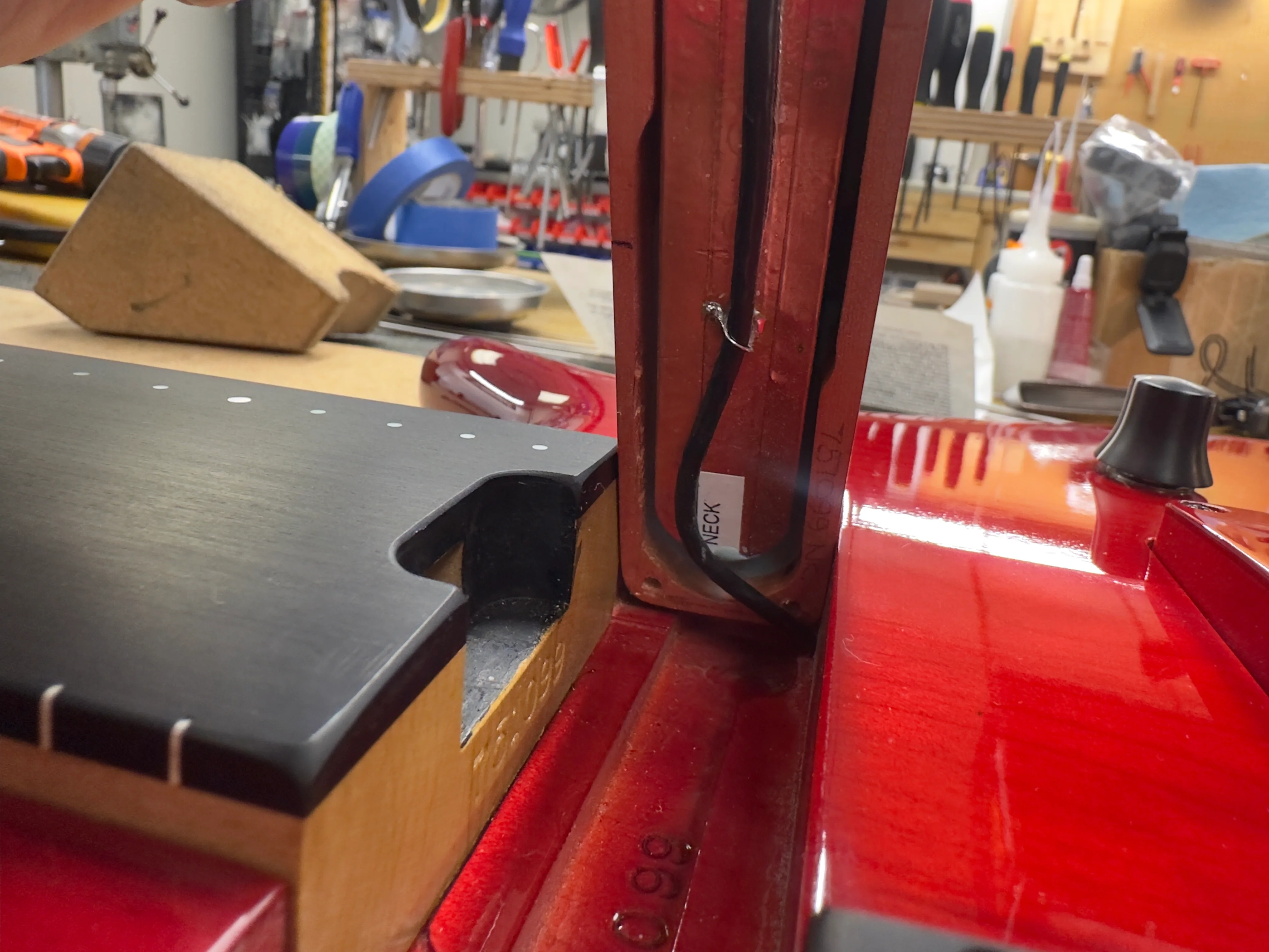 2004 F Bass BNF5 Fretless Transparent Red - Image 25