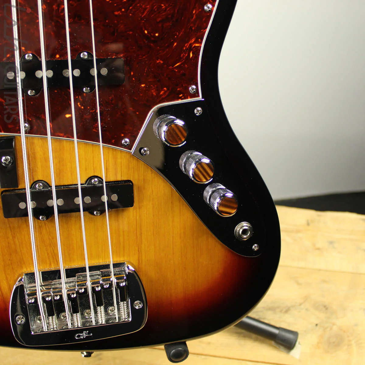 2019 G&L Fullerton Deluxe JB Bass 3 Tone Sunburst - Image 3