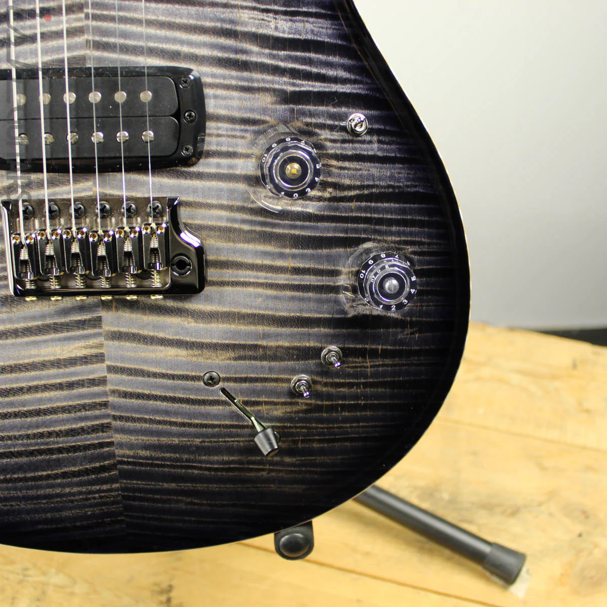 2019 PRS Modern Eagle V Private Stock Limited Frostbite Glow Smoked Purple Burst - Image 3