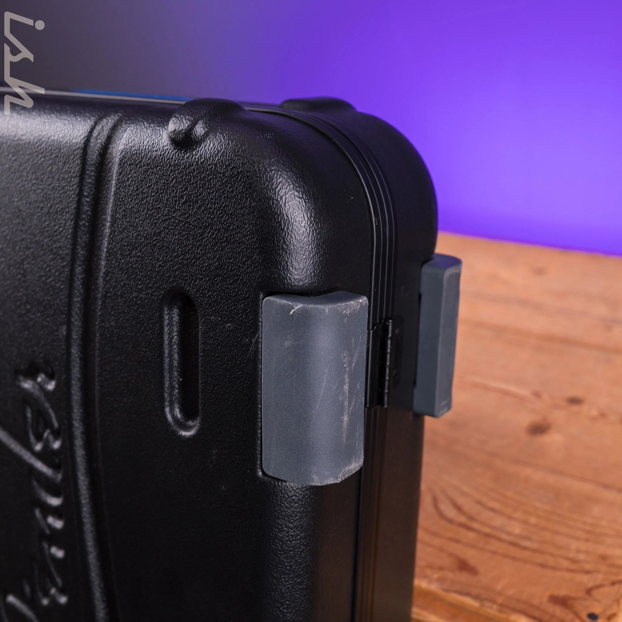 Fender Deluxe Molded Case - Stratocaster®/Telecaster® - Image 3