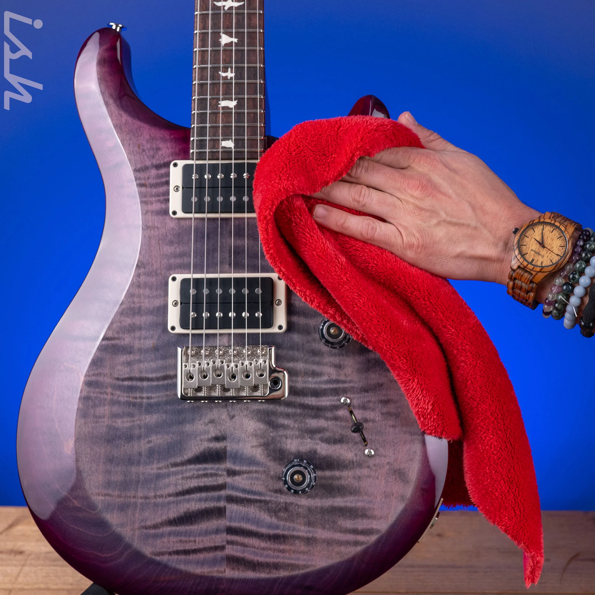 Ish Guitars Premium Edgeless Cleaning Cloth Red - Image 2